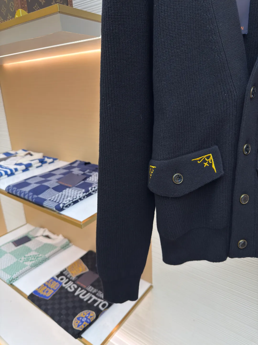 LOUIS VUITTON25SS gold barbed cardigan ●Authentic product: Purchased and developed for 17800 ●Item number: 1680497-B15 ●Fabric: Made of cotton and nylon blended core-filled yarn fabric ●Technology: knitting ●Version: Loose version ●Weight: about 905 grams ●Size: S-M-L-XL ●Description: This style is made of lightweight and breathable cotton blend rib knit, with Louis Vuitton logo and Monogram floral details embroidered on the left collar and flap pocket respectively. It can be used as an alternative to classics to create an elegant evening look and embark on a comfortable cruise. The overall wiring is straight and delicate, the fabric is comfortable and soft, and the color is consistent without color difference. It can be matched with the same style to create a fashionable look and control various occasions. Customized accessories, complete with three standards, same style for men and women!